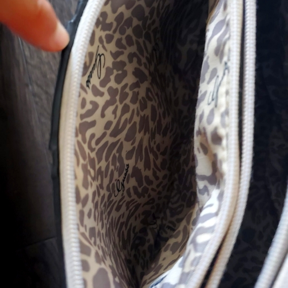 Guess - Picture 14 of 16